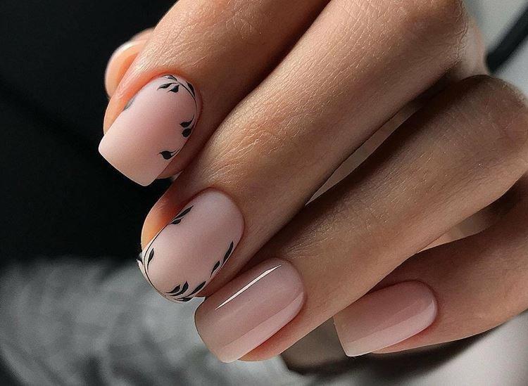 Светлый маникюр на короткие ногти