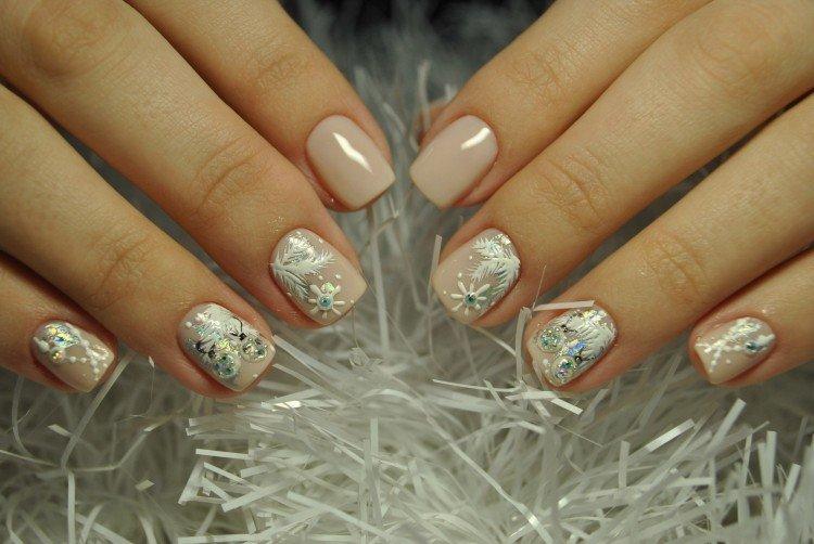 Светлый маникюр на Новый год 2021