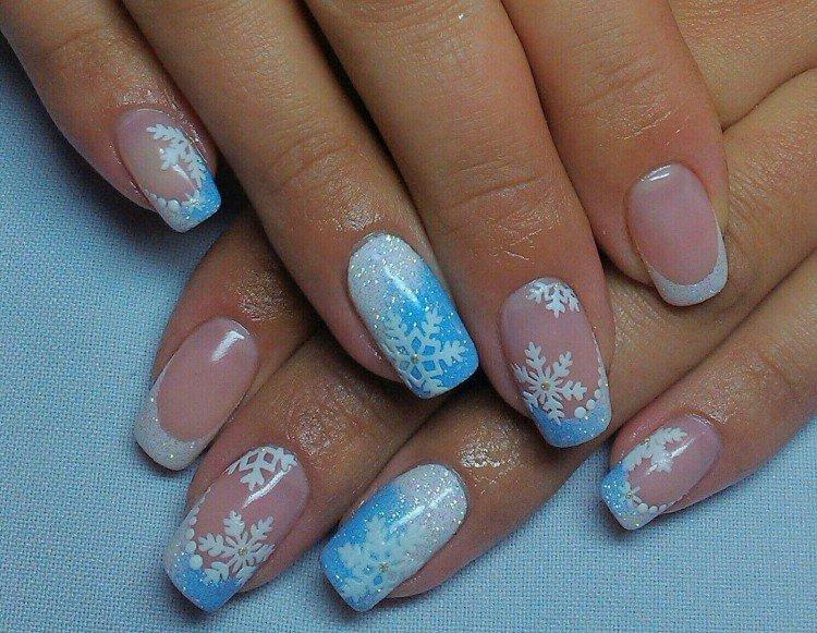 Светлый маникюр на Новый год 2021