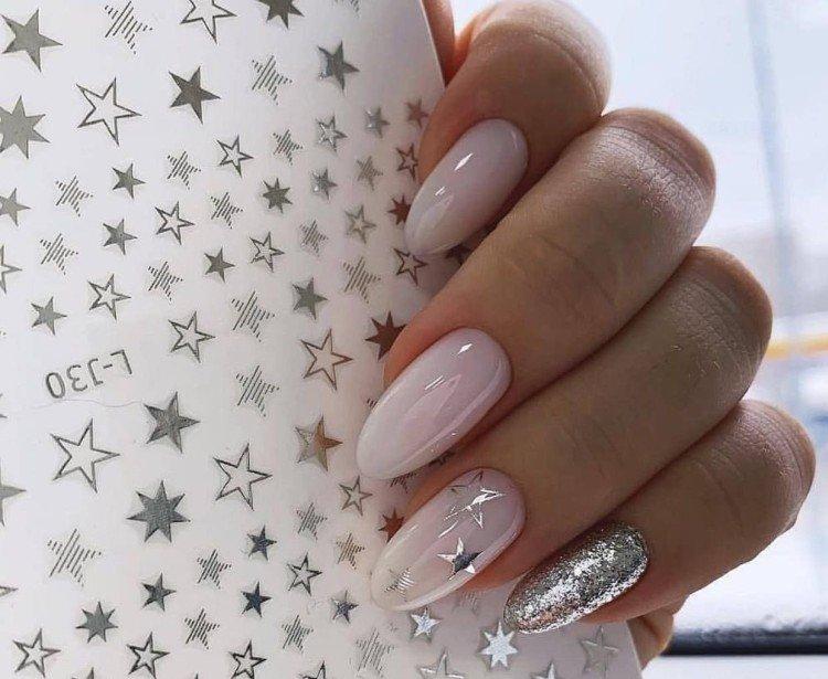 Светлый маникюр на Новый год 2021