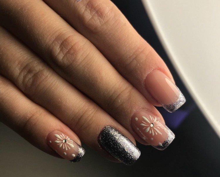 Французский маникюр на Новый год 2021