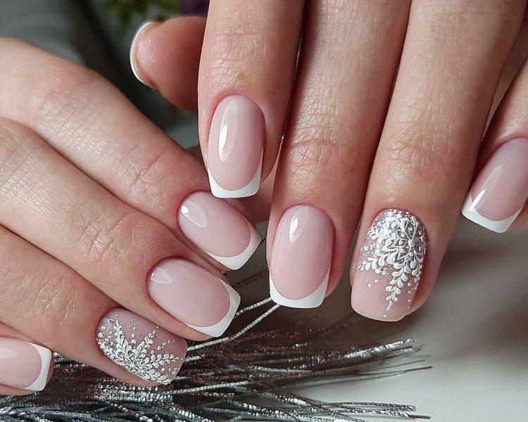 Французский маникюр на Новый год 2021