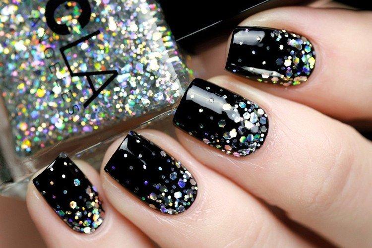 Темный маникюр на Новый год 2021