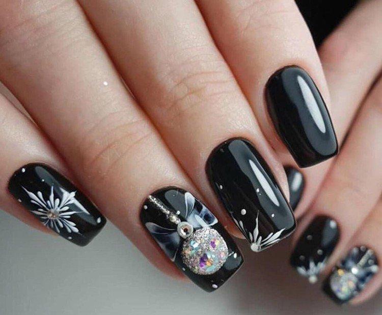 Темный маникюр на Новый год 2021