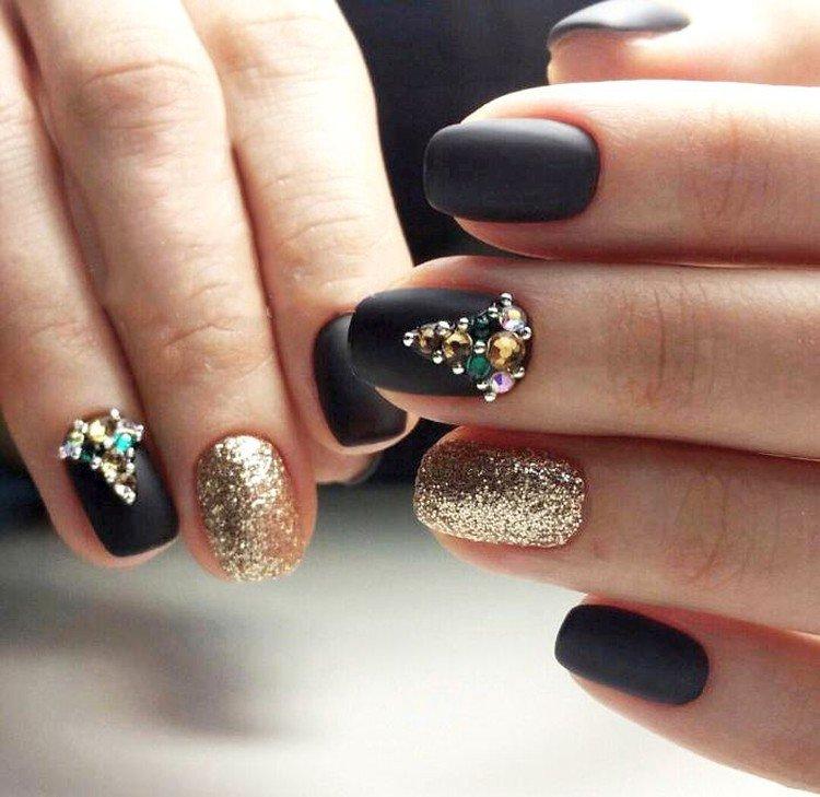 Темный маникюр на Новый год 2021