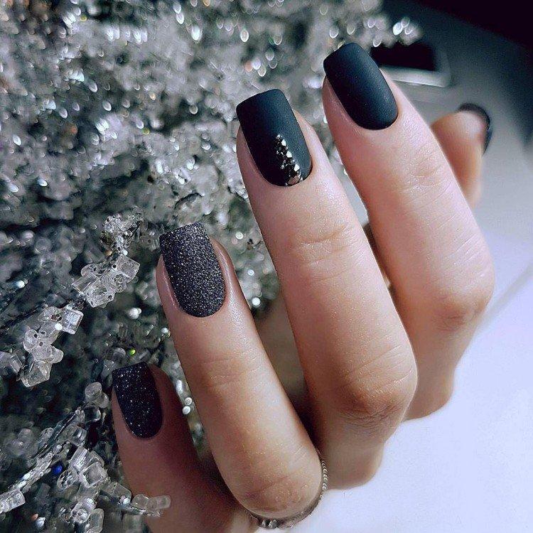 Темный маникюр на Новый год 2021