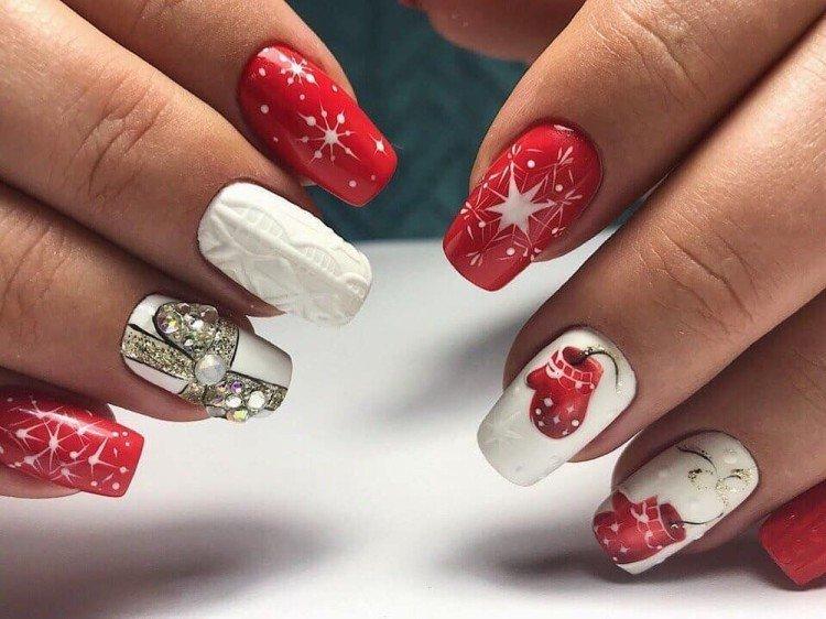Разноцветный маникюр на Новый год 2021