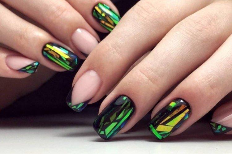 Маникюр с битым стеклом на Новый год 2021