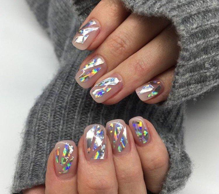Маникюр с битым стеклом на Новый год 2021