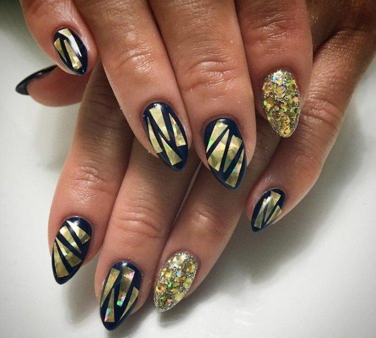 Маникюр с битым стеклом на Новый год 2021