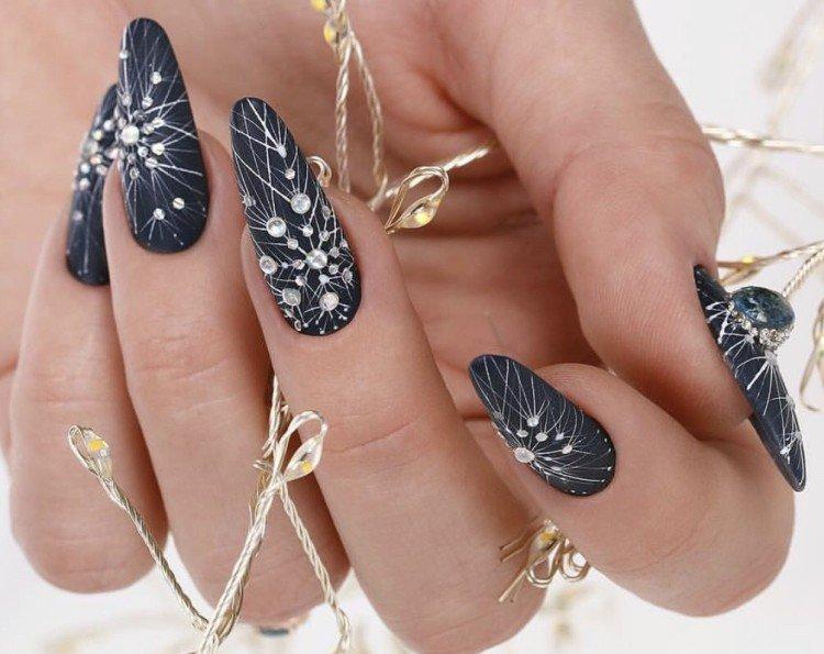 Маникюр с паутинкой на Новый год 2021