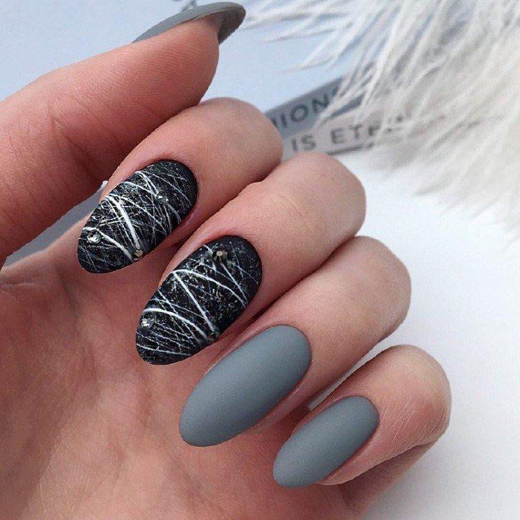 Маникюр с паутинкой на Новый год 2021