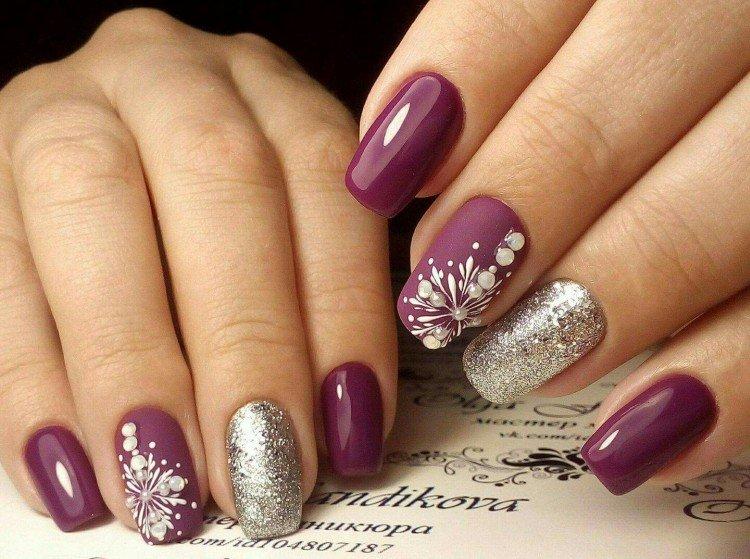 Маникюр с рисунками на Новый год 2021