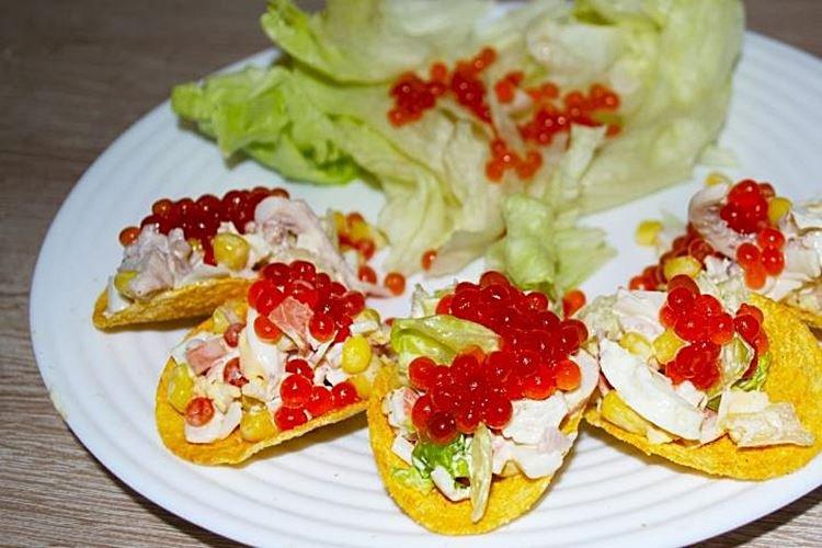 Закуска из крабовых палочек и кальмаров на чипсах - закуски на Новый год 2021