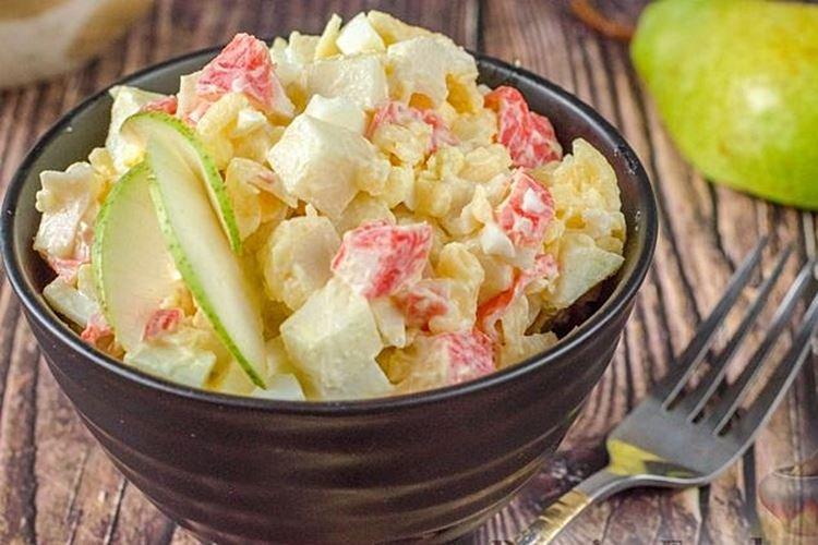 Салат с крабовыми палочками и грушей - салаты на Новый год 2021