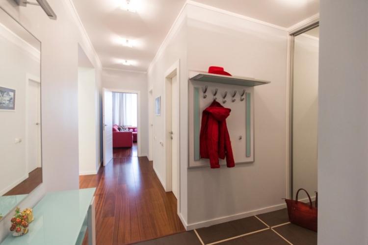 Натяжные потолки в интерьере прихожей - фото