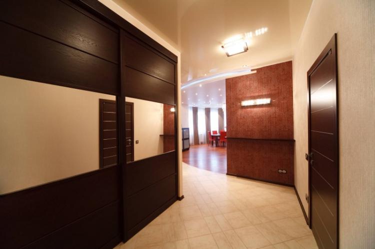 Натяжные потолки в интерьере прихожей - фото