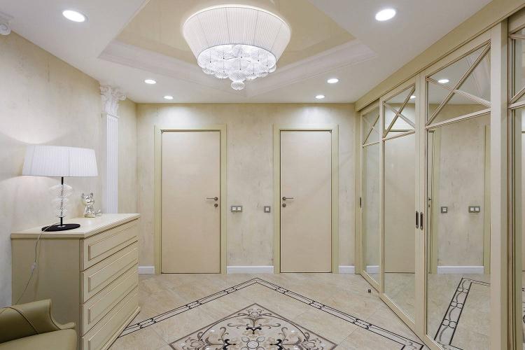 Натяжные потолки в интерьере прихожей - фото