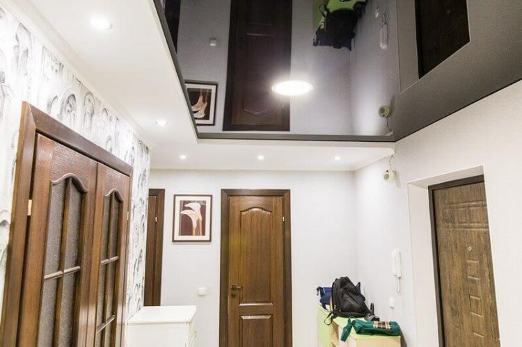 Натяжные потолки в интерьере прихожей - фото