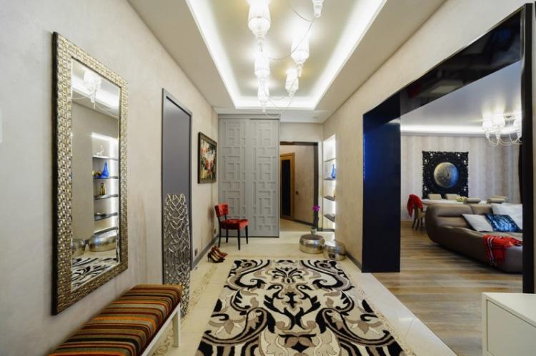 Натяжные потолки в интерьере прихожей - фото