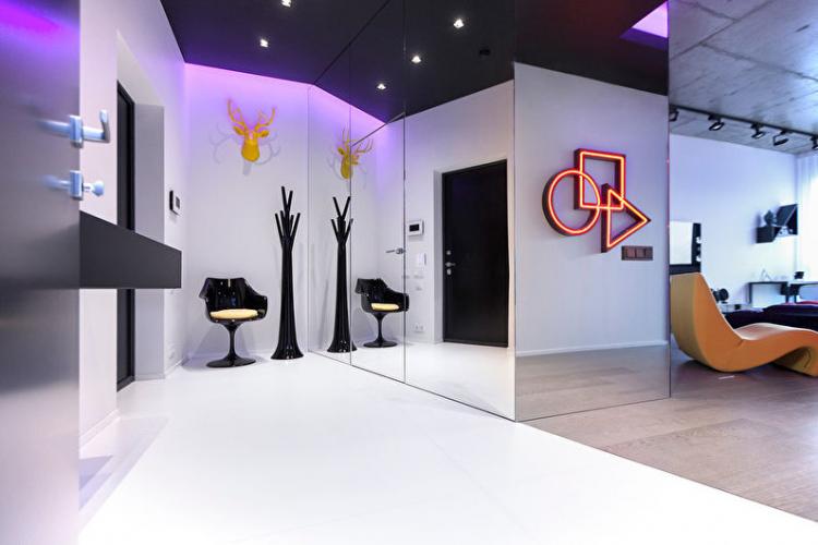 Натяжные потолки в интерьере прихожей - фото