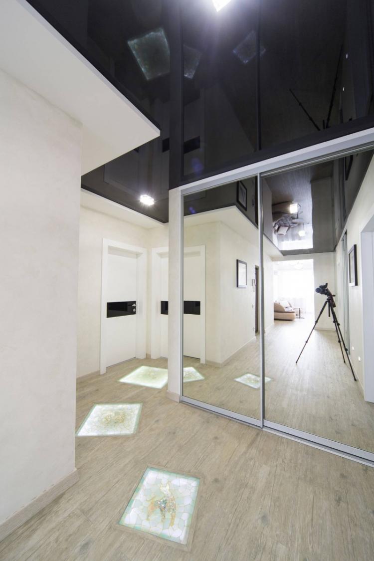 Натяжные потолки в интерьере прихожей - фото