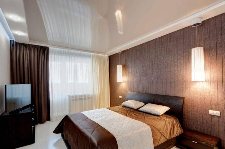 Глянцевые натяжные потолки в спальне