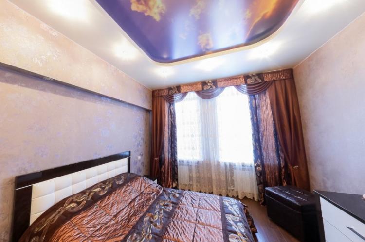 Натяжные потолки с фотопечатью в спальне