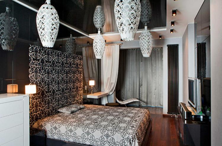 Черный натяжной потолок в спальне