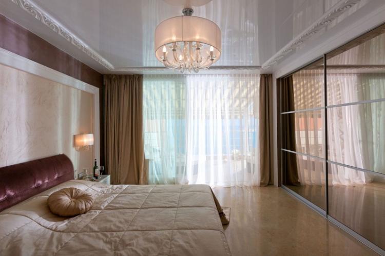 Натяжной потолок в спальне - фото