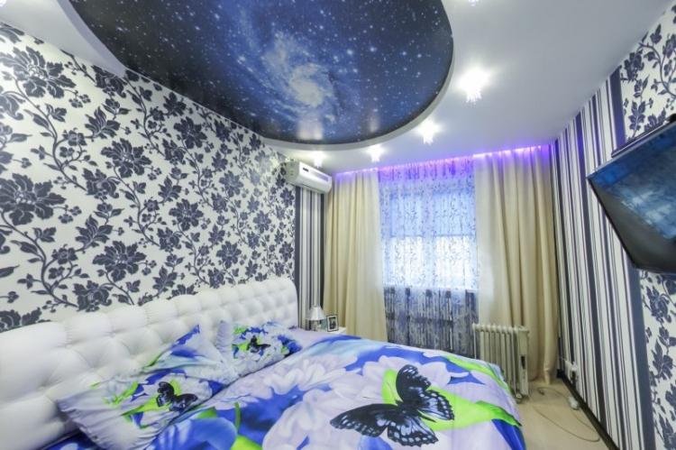 Натяжной потолок в спальне - фото