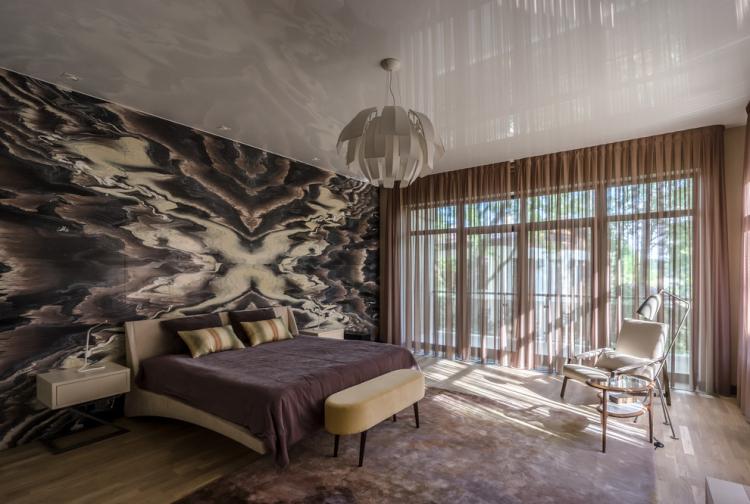 Натяжной потолок в спальне - фото