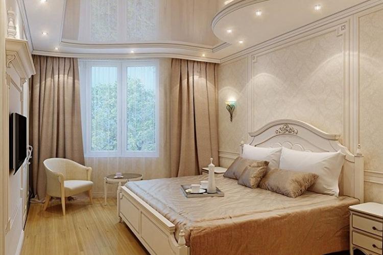 Натяжной потолок в спальне - фото