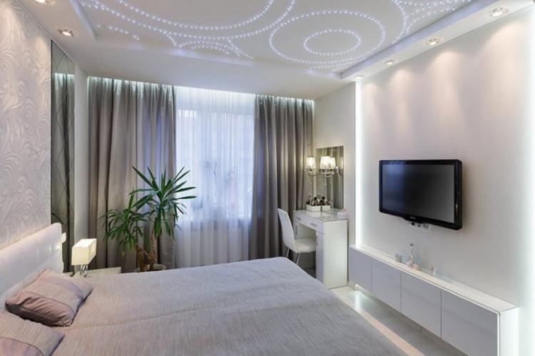 Натяжной потолок в спальне - фото