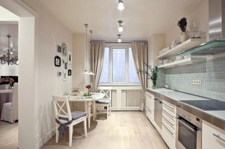 Натяжной потолок в маленькой кухне