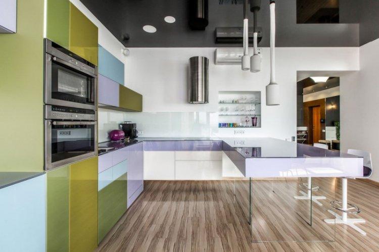 Натяжной потолок в маленькой кухне