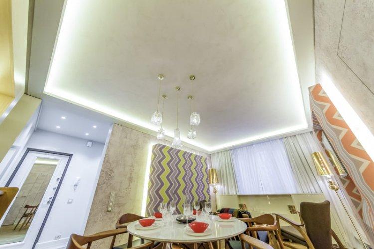 Натяжные потолки с подсветкой на кухне