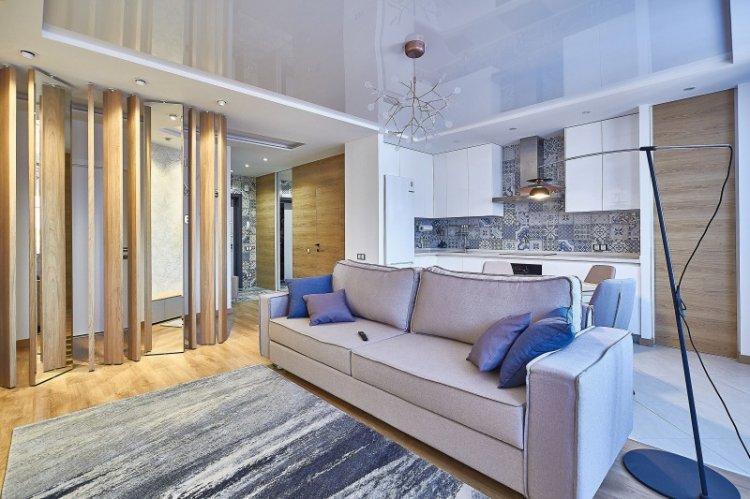 Глянцевые натяжные потолки в гостиной (зале)