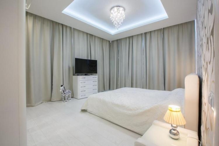 Двухуровневые натяжные потолки в спальне