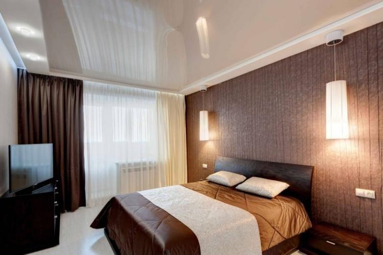 Глянцевые натяжные потолки в спальне