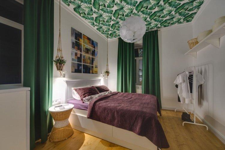 Натяжные потолки с фотопечатью в спальне