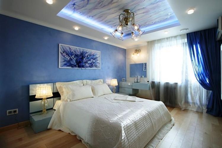 Натяжные потолки с фотопечатью в спальне