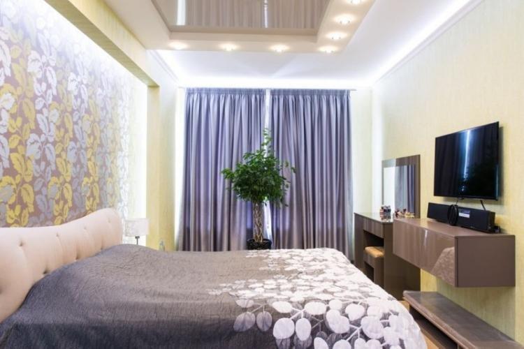 Натяжные потолки с подсветкой в спальне