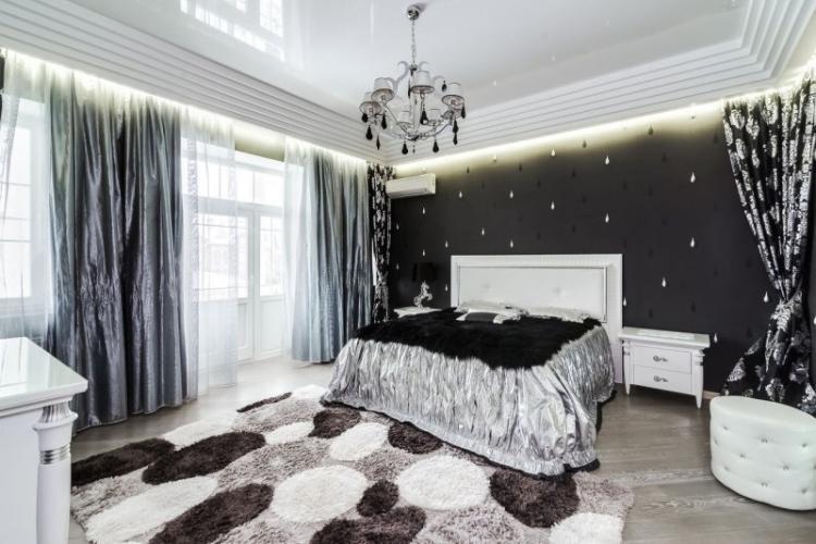 Натяжные потолки с подсветкой в спальне