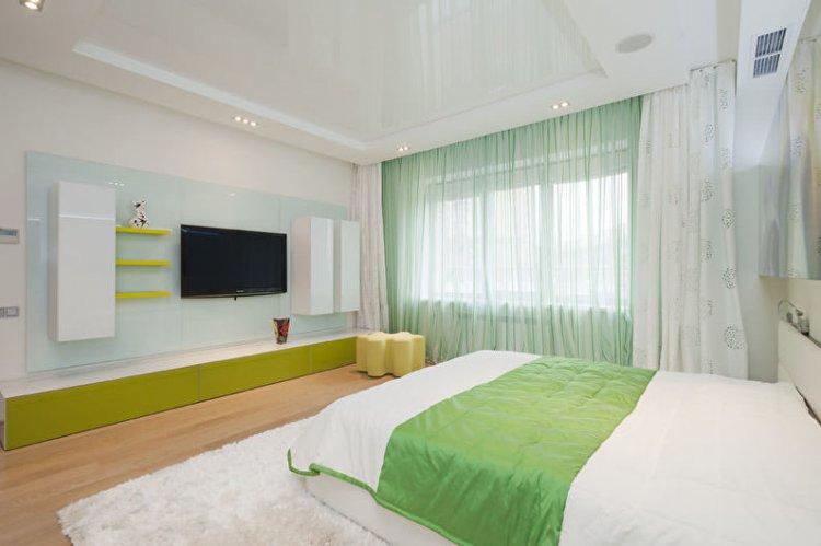 Натяжные потолки с подсветкой в спальне