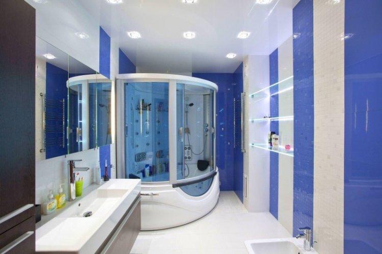 Натяжной потолок в маленькой ванной комнате