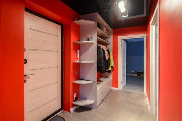 Натяжной потолок в маленькой прихожей