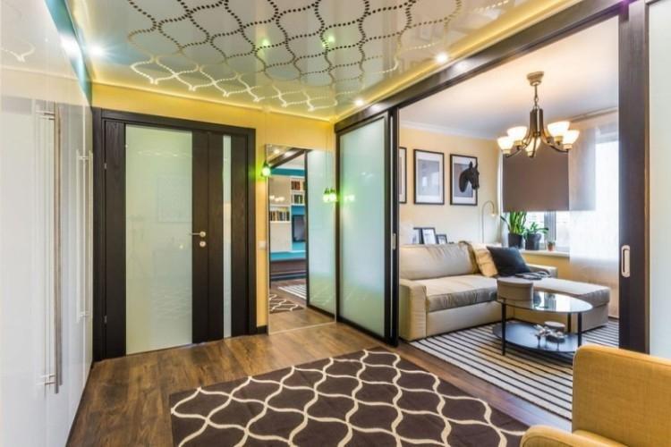 Натяжные потолки с фотопечатью в прихожей