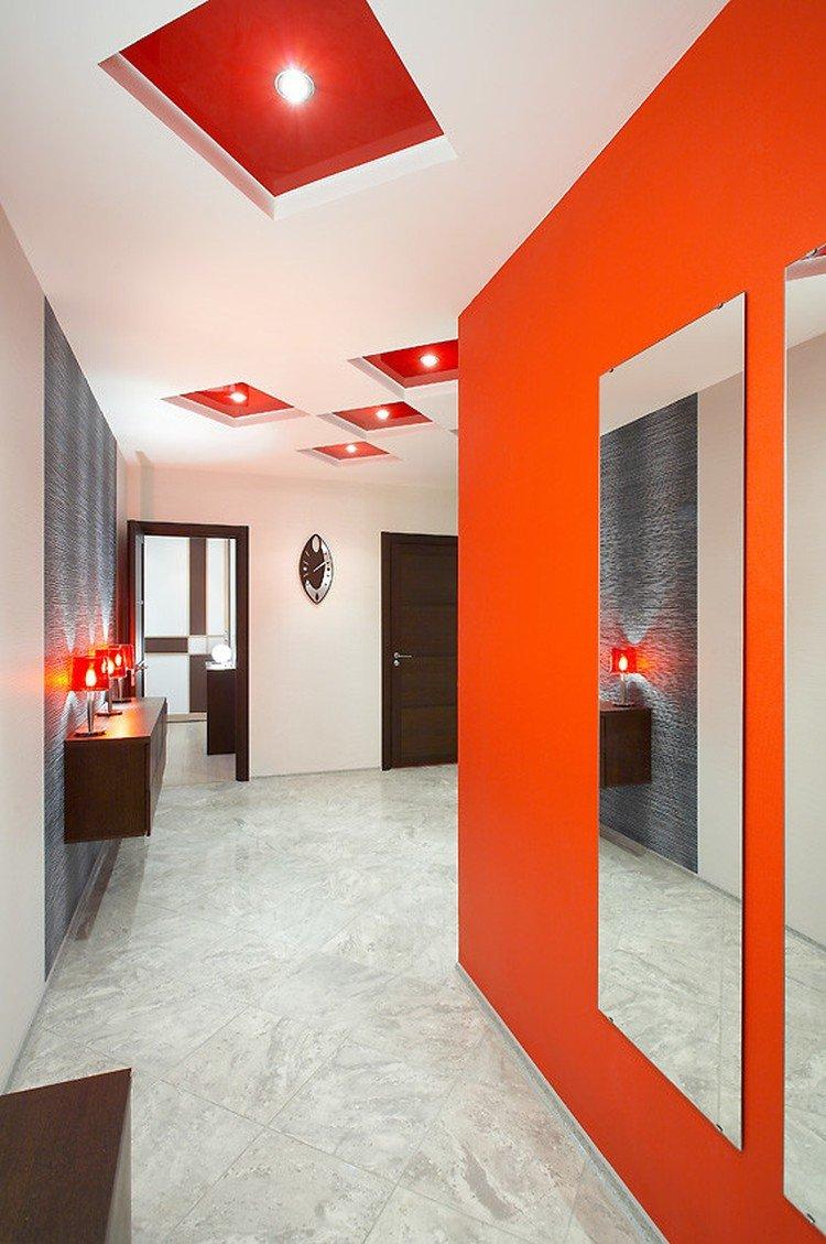 Натяжные потолки с подсветкой в прихожей