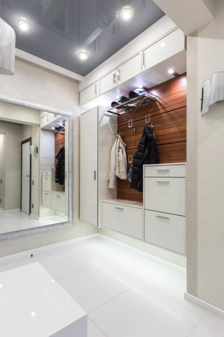 Натяжные потолки с подсветкой в прихожей